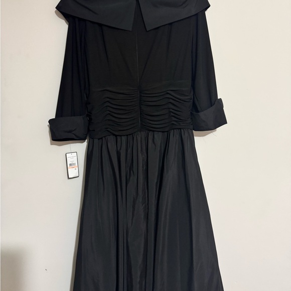 Elegant Black Off-Shoulder Dress - Picture 3 of 10